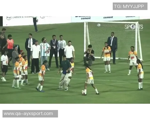 苏亚雷斯被印度小女孩穿裆瞬间引发外网热议震惊表情成热门话题