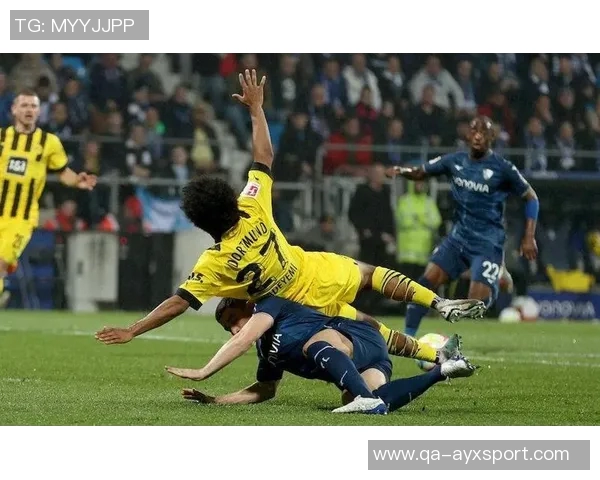 多特球员与教练对漏判点球提出质疑主裁回应拉扯轻微且无效